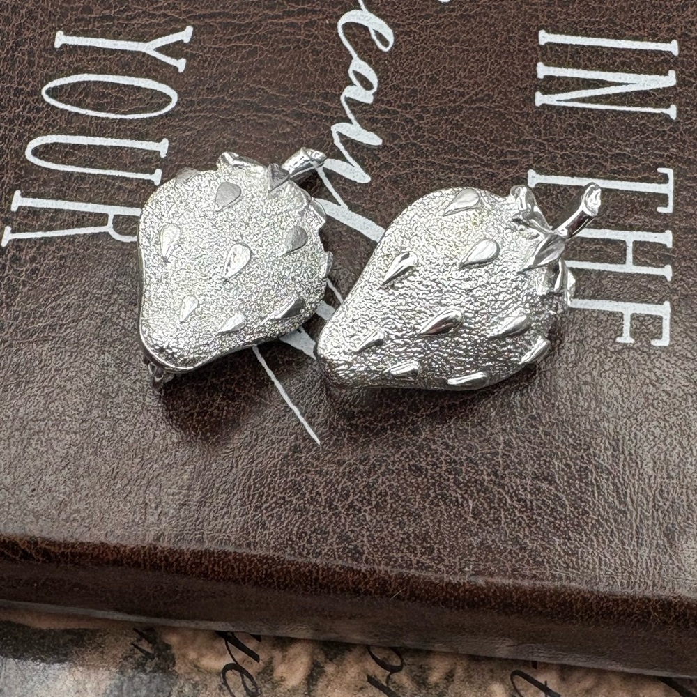 Vintage Strawberry Clip On Earrings Silver Tone Kawaii Cottagecore Retro - Picture 2 of 5
